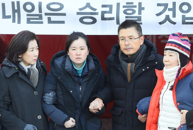 자유한국당 황교안 대표와 나경원 원내대표가 2일 오전 청와대 분수대 앞에서 단식 중이던 신보라, 정미경 최고위원을 부축해 차량으로 안내하고 있다./권욱기자 2019. 12. 2