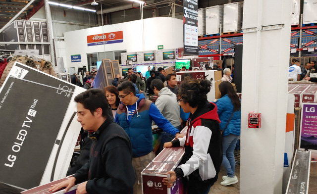 연말 쇼핑시즌을 맞아 멕시코시티의 샘스클럽 매장을 찾은 고객들이 LG전자 올레드 TV를 구입하기 위해 대기하고 있다. /사진제공=LG전자