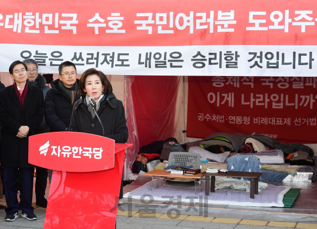 자유한국당 나경원 원내대표가 2일 청와대 사랑채 투쟁천막 앞에서 열린 최고위원회의에 서 발언을 하고 있다./권욱기자 2019. 12. 2