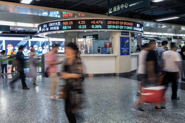 중국 상하이의 한 지하철역에 증시 인덱스가 게재돼있다./블룸버그