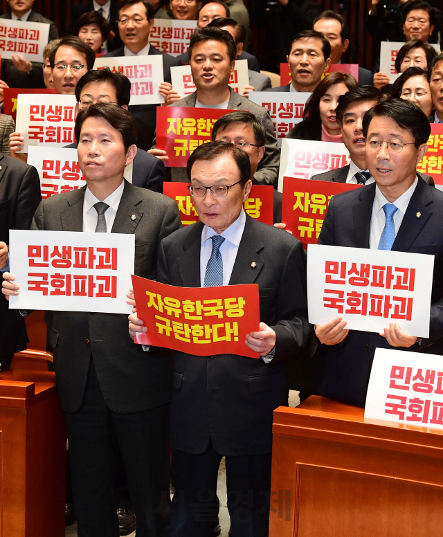 더불어민주당 이해찬 대표와 이인영 원내대표 등 의원들이 2일 오후 서울 여의도 국회에서 열린 의원총회에서 자유한국당 규탄 손팻말을 들고 있다./권욱기자 2019. 12. 2