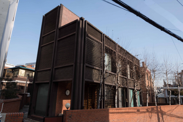 건축가 김수근이 1983년에 매형인 박고석 화백과 의상디자이너였던 누나 김순자 여사를 위해 지은 종로구 명륜동의 ‘고석공간’ /사진제공=박기호