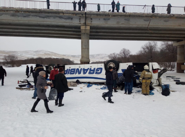 1일(현지시간) 러시아 동시베리아지역 자바이칼주 스레텐스크에서 추락사고로 버스 차체가 뒤집혀있다./스레텐스크=로이터연합뉴스