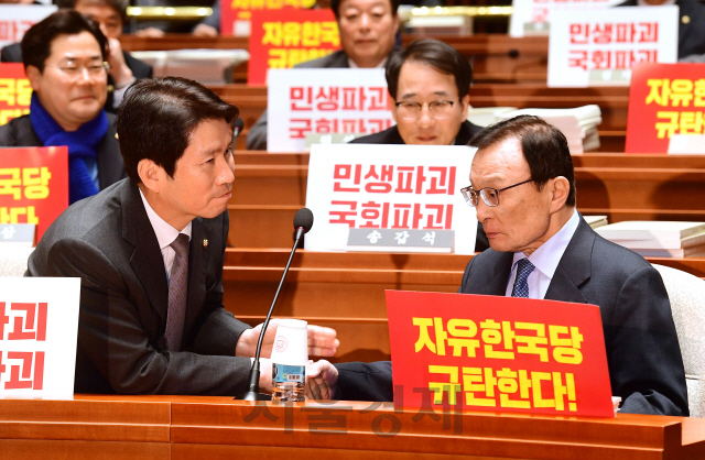 더불어민주당 이해찬 대표와 이인영 원내대표가 2일 오후 서울 여의도 국회에서 열린 의원총회에서 악수하고 있다./권욱기자 2019. 12. 2