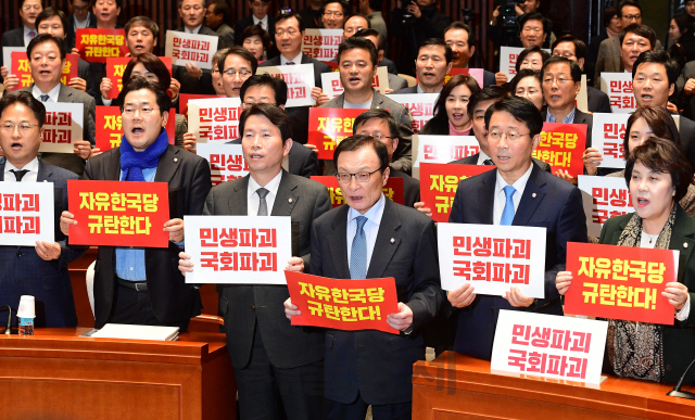 더불어민주당 이해찬 대표와 이인영 원내대표 등 의원들이 2일 오후 서울 여의도 국회에서 열린 의원총회에서 자유한국당 규탄 손팻말을 들고 있다./권욱기자 2019. 12. 2