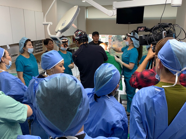 중국·필리핀 등지에서 온 해외 의사들이 ‘제2회 아태안티에이징코스’ 행사의 일환으로 경북대 모발이식센터에서 진행된 라이브 수술을 참관하고 있다./사진제공=대구시