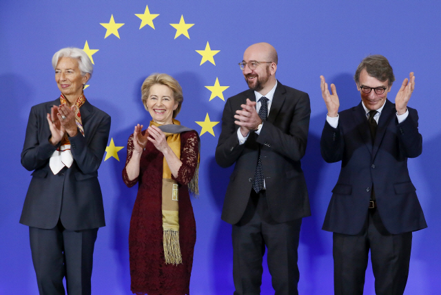 유럽연합(EU)의 헌법 격인 리스본조약 10주년을 맞아 크리스틴 라가르드(왼쪽부터) 유럽중앙은행(ECB) 총재, 우르줄라 폰데어라이엔 EU 집행위원장, 샤를 미셸 EU 정상회의 상임의장, 다비드 사솔리 유럽의회 의장이 1일(현지시간) 벨기에 브뤼셀에서 열린 기념식에 참석해 축하하고 있다. 새 EU 집행위가 공식 출범한 이날 폰데어라이엔 위원장은 “EU는 오는 2050년 최초의 탄소 중립 대륙이 되기를 원한다”고 밝혔다.    /브뤼셀=EPA연합뉴스
