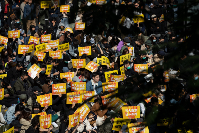 2일부터 일주일간 파업에 돌입한 홍콩 직장인과 시민들이 차터가든에 모여 반정부 시위를 벌이고 있다. /홍콩=EPA연합뉴스