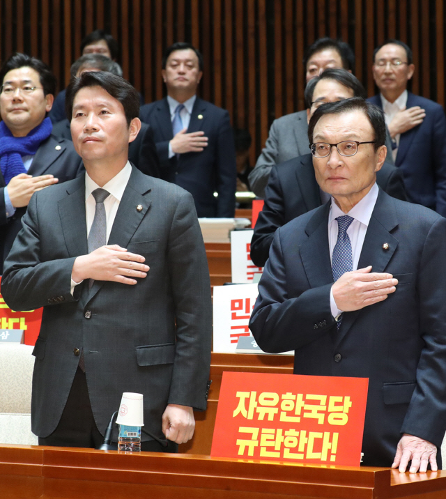 이해찬 더불어민주당 대표와 이인영 원내대표가  2일 오후 서울 여의도 국회에서 열린 의원총회에서 국기에 대한 경례를 하고 있다./연합뉴스