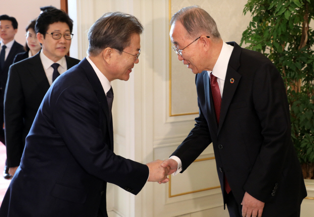 문재인 대통령이 3일 오후 청와대에서 국가기후환경회의 초청 오찬 전 반기문(오른쪽) 위원장과 인사하고 있다. /연합뉴스