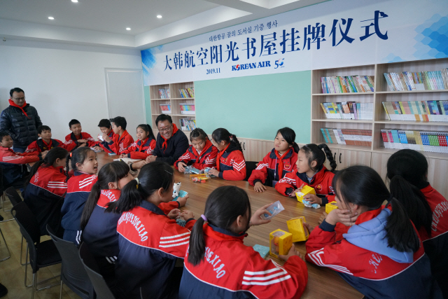 대한항공이 중국 항저우시 퉁루창업학교에 지원한 ‘꿈의 도서실’에서 고광호 대한항공 중국지역본부장이 학생들과 이야기하고 있다.   　 /항저우=최수문기자