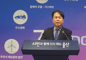 전인석 울산시 대변인이 3일 울산시청 프레스센터에서 송철호 시장을 대신해 최근 ‘김기현 하면 수사’ 관련 언론 보도에 대한 입장을 밝히고 있다. /울산=장지승기자