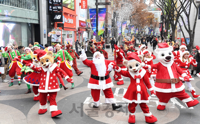 크리스마스를 앞두고 3일 오전 서울 명동거리에서 에버랜드 대표 캐릭터와 산타할아버지 복장의 연기자들이 퍼레이드를 하고 있다. 에버랜드는 오는 6일부터 내달 1일 까지 27일간 크리스마스 판타지 축제를 개최한다./권욱기자 2019.12.03