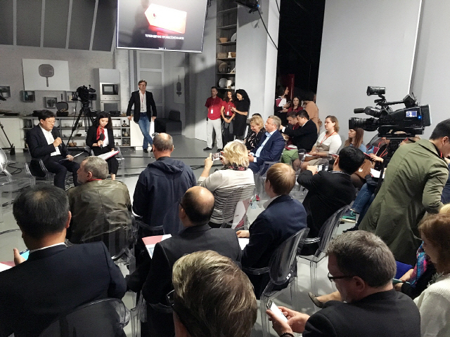 지난 2016년 러시아 붐티브이 GS홈쇼핑 개국 기념행사에서서 허태수(뒷줄 왼쪽) GS그룹 회장이 러시아 기자들의 질문을 받고 있다. /사진제공=GS홈쇼핑