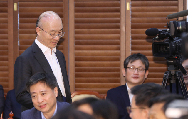 김조원 청와대 민정수석이 지난 2일 오후 청와대에서 수석·보좌관회의에 참석하고 있다./연합뉴스