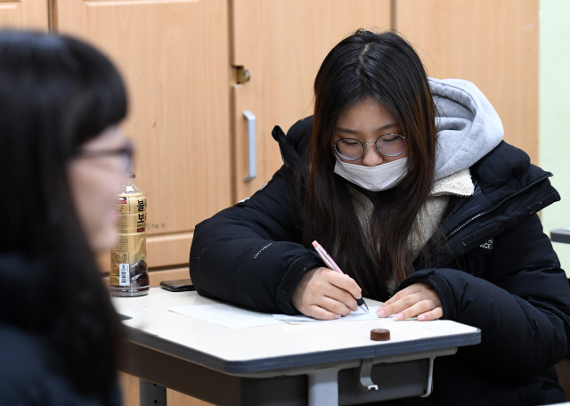 수능 다음날인 지난달 15일 서울 서초고등학교에서 학생들이 가채점 결과를 작성하고 있다./성형주기자