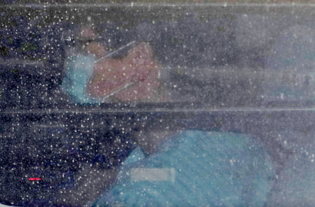 박근혜 전 대통령이 3일 오후 서울 서초구 가톨릭대학교 서울성모병원에서 퇴원해 주차장을 빠져나오고 있다. /연합뉴스