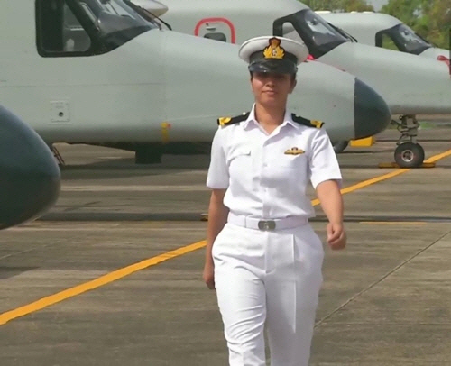 인도 첫 여성 해군 파일럿 시반기 소위./ANI통신 트위터 캡처