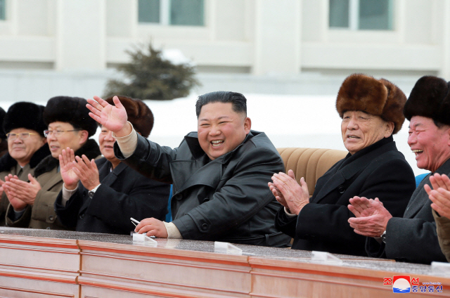 김정은 북한 국무위원장이 지난 2일 열린 백두산 삼지연군 읍지구 준공식에 참석했다고 조선중앙통신이 3일 보도했다./연합뉴스