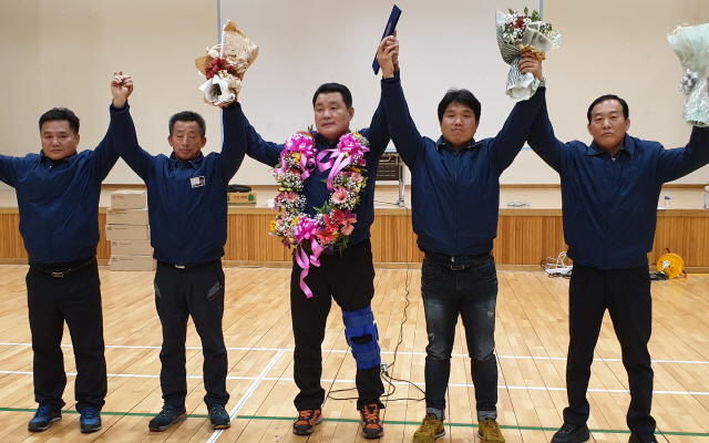 현대자동차 노조 이상수 후보(가운데)가 4일 새벽 지부장으로 당선된 직후 함께 출마한 임원들과 함께 기뻐하고 있다. /사진제공=현대자동차 노조