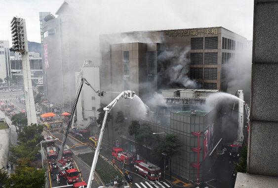 지난 9월 서울 중구 제일평화시장에서 화재가 발행해 소방대원들이 진화작업을 벌이고 있다.  /오승현기자