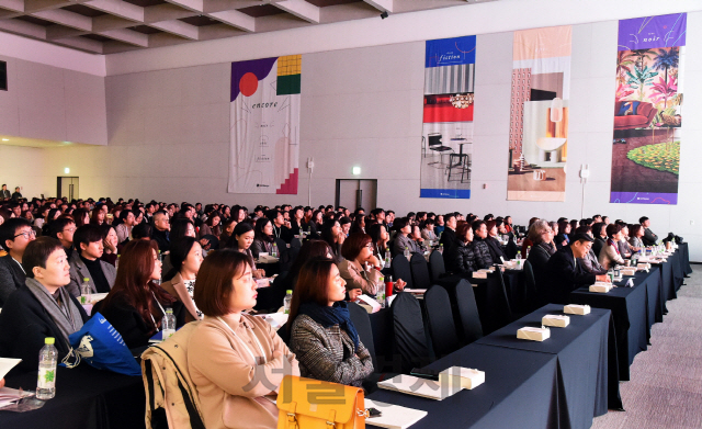 4일 서울 마곡 LG사이언스파크에서 열린 ‘LG하우시스 2020/21 디자인 트렌드 세미나’에 참석한 업계 관계자들이 강연자의 발표 내용을 경청하고 있다. /사진제공=LG하우시스