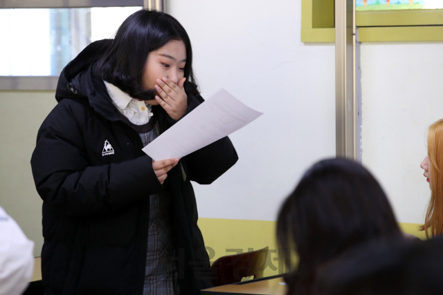 2020학년도 대학수학능력시험 성적통지표 배부일인 4일 오전 서울 영등포구 여의도여자고등학교에서 학생들이 수능 성적표를 확인하고 있다./성형주기자