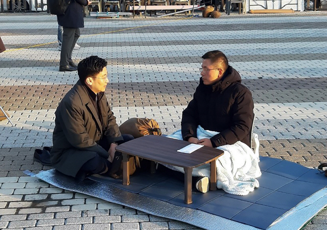 청와대 분수대 앞에서 단식투쟁 중인 자유한국당 황교안 대표가 22일 오전  김세연 의원과 이야기를 나누고 있다. / 자유한국당 제공 / 연합뉴스