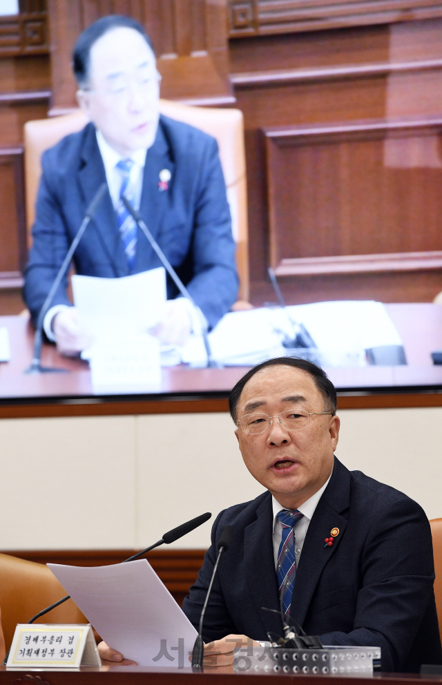 홍남기 경제부총리가 4일 오전 정부서울청사에서 열린 '제5차 혁신성장 전략회의'를 주재하고 있다. 이날 회의에서 참석자들은 혁신성장 추진성과를 점검하고 데이터 3법 개정에 대비한 경제 활성화 방안 등을 논의했다./오승현기자 2019.12.04