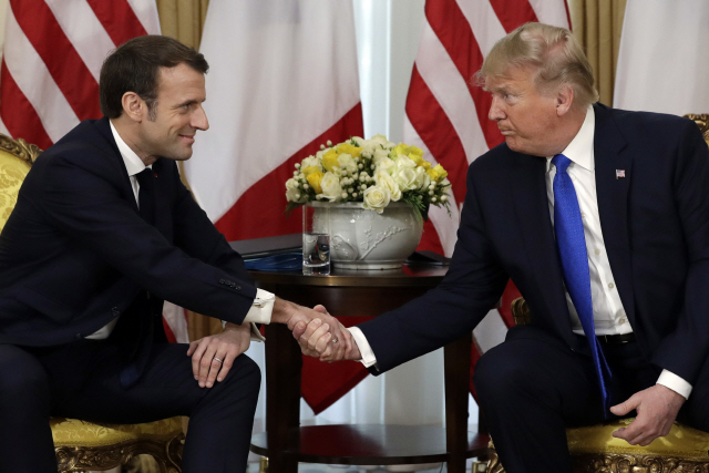 도널드 트럼프(오른쪽) 미국 대통령과 에마뉘엘 마크롱 프랑스 대통령이 3일(현지시간) 런던 윈필드 하우스에서 열린 나토 정상회의서 만나 악수하고 있다. /런던=AP연합뉴스