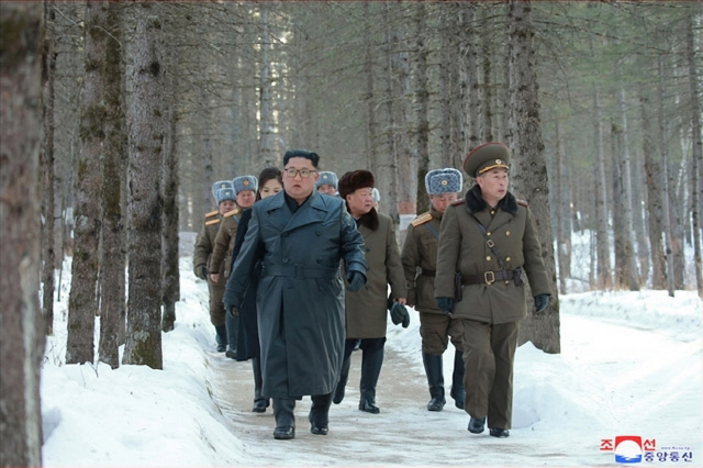 김정은 북한 국무위원장이 군 간부들과 함께 백두산지구 혁명전적지를 시찰하고 백두산을 등정했다고 조선중앙통신이 4일 보도했다. 김 위원장이 간부들과 함께 걷고 있다. /연합뉴스