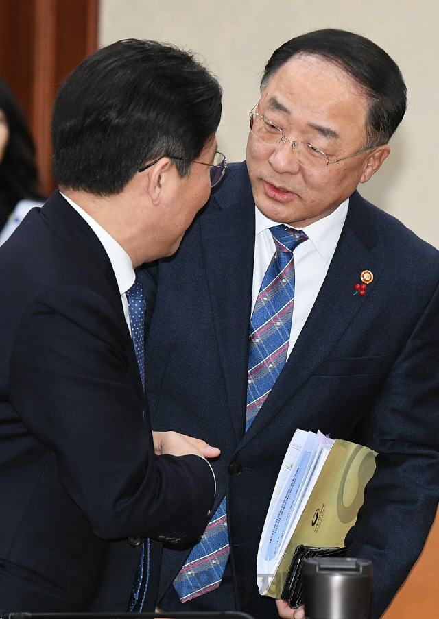 홍남기(오른쪽) 경제부총리가 4일 오전 정부서울청사에서 열린 '제5차 혁신성장 전략회의'에 입장하며 성윤모 산업통상자원부 장관과 인사를 나누고 있다. 이날 회의에서 참석자들은 혁신성장 추진성과를 점검하고 데이터 3법 개정에 대비한 경제 활성화 방안 등을 논의했다./오승현기자 2019.12.04