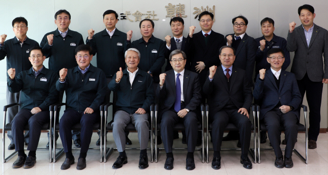 한주는 3일 울산석유화학공단 사업장에서 제8호 보일러 환경 및 성능개선 공사 준공식을 가졌다.(사진 앞줄 왼쪽에서 3번째부터 이선규 한주 대표이사, 권오식 현대중공업파워시스템 대표이사) /사진제공=한주