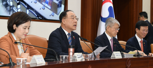 홍남기(왼쪽 두번째) 경제부총리가 4일 오전 정부서울청사에서 열린 '제5차 혁신성장 전략회의'를 주재하고 있다. 이날 회의에서 참석자들은 혁신성장 추진성과를 점검하고 데이터 3법 개정에 대비한 경제 활성화 방안 등을 논의했다./오승현기자 2019.12.04