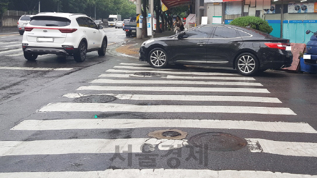 횡단보도 위에 불법으로 주차를 한 차량.   /사진제공=행안부