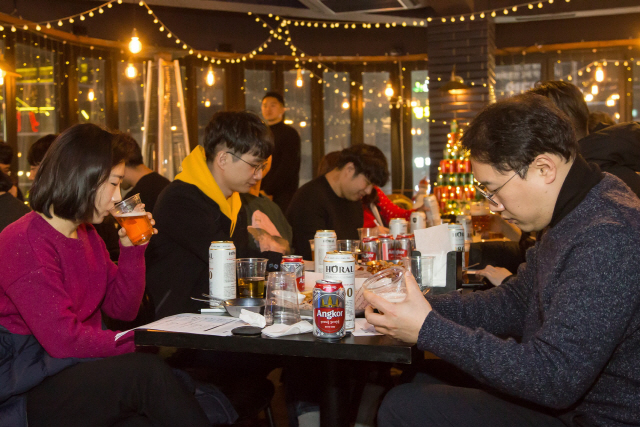 지난 3일 서울 강남에서 열린 홈플러스 맥믈리에 시음회에서 참가자들이 출시 예정인 ‘앙코르’ 맥주 맛을 평가하고 있다. /사진제공=홈플러스