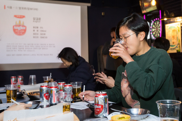 지난 3일 서울 강남에서 열린 홈플러스 맥믈리에 시음회에서 한 참가자가 출시 예정인 ‘앙코르’ 맥주를 평가하고 있다. /사진제공=홈플러스