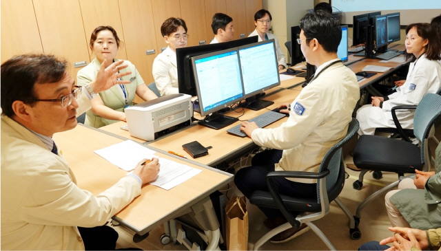 양철우(왼쪽) 서울성모병원 장기이식센터장이 신장이식을 받으려는 환자에 대한 다학제회의에서 환자 측과 이야기를 나누고 있다. /사진제공=서울성모병원