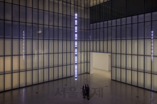 제니 홀저 ‘당신을 위하여’.640.1x12.7x12.7cm 크기의 로봇ㅣLED사인이 작동하는 작품이다. /사진제공=국립현대미술관