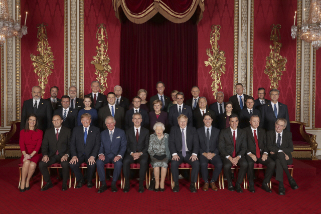 영국의 엘리자베스 2세(앞줄 가운데) 여왕과 찰스(〃 왼쪽 네번째) 왕세자가 3일(현지시간) 북대서양조약기구(NATO·나토) 정상회의에 앞서 런던 버킹엄궁에서 열린 리셉션에서 회원국 정상들과 함께 나토 창설 70주년 기념사진을 찍고 있다./런던=AP연합뉴스