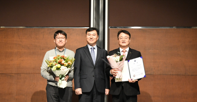 류창보(왼쪽부터) 농협은행 디지털R&D센터 디지털기술파트장, 강도현 과학기술정보통신부 국장, 신형춘 농협은행 디지털R&D센터 센터장이 3일 서울 코엑스에서 열린 2019 그랜드 클라우드 컨퍼런스에서 클라우드 도입 우수기관 부문 장관상을 수상하고 있다. /사진제공=NH농협은행