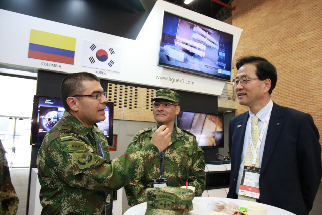 3일(현지시간) 콜롬비아 보고타에서 열린 국제 방산 전시회 ‘EXPO DEFENSA 2019’에 방문한 해외 군 관계자가 LIG넥스원의 무기체계에 대한 설명을 듣고 있다. /연합뉴스