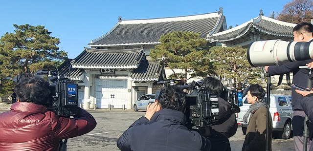 검찰이 유재수 전 부산시 경제부시장의 감찰 무마 의혹과 관련해 대통령비서실을 압수수색한다고 밝힌 4일 취재진이 청와대 춘추관에서 검찰 수사관들의 경내 진입 가능성에 대비해 연풍문 방향을 바라보며 대기하고 있다.  /연합뉴스