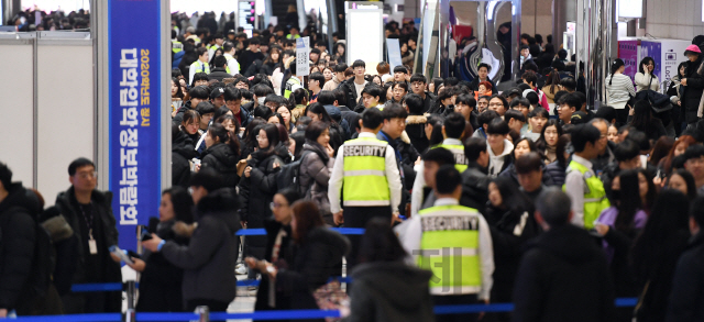 '2020학년도 정시 대학입학정보박람회'가 개막한 5일 서울 강남구 코엑스에서 수험생과 학부모들이 행사장 입장을 줄지어 기다리고 있다. 한국대학교육협의회 주최로 열린 이번 행사에는 전국 135개 대학이 참가해 전형 결과 분석을 바탕으로 학생들에게 실질적이고 구체적인 상담을 진행한다./오승현기자 2019.12.05