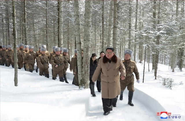 김정은 북한 국무위원장이 군 간부들과 함께 백두산지구 혁명전적지를 시찰하고 백두산을 등정했다고 조선중앙통신이 4일 보도했다./연합뉴스