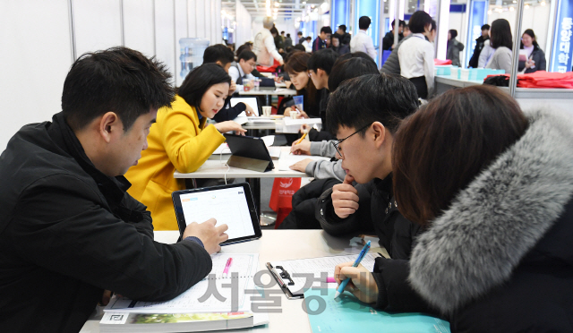 '2020학년도 정시 대학입학정보박람회'가 개막한 5일 서울 강남구 코엑스에서 수험생과 학부모들이 일대일 대입상담을 받고 있다. 한국대학교육협의회 주최로 열린 이번 행사에는 전국 135개 대학이 참가해 전형 결과 분석을 바탕으로 학생들에게 실질적이고 구체적인 상담을 진행한다./오승현기자 2019.12.05