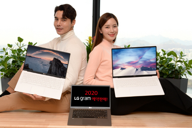 LG전자 모델들이 서울 영등포구 여의도 LG 트윈타워에서 2020년형 ‘LG 그램’ 신제품을 소개하고 있다.왼쪽부터 ‘LG 그램 15’, ‘LG 그램 14’, ‘LG 그램 17’./사진제공=LG전자