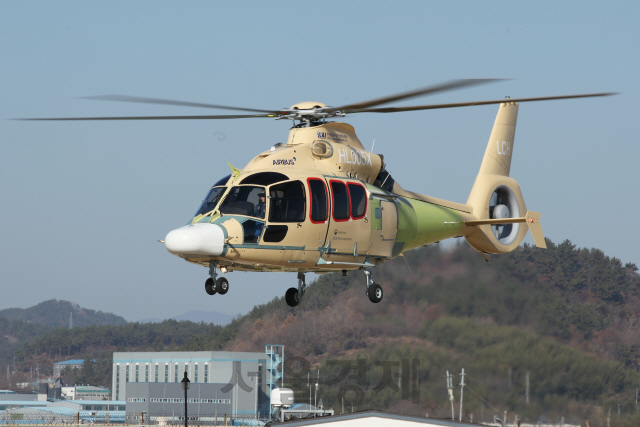 5일 경남 사천시 한국항공우주산업(KAI) 사천 본사에서 소형민수헬기(LCH)의 초도비행이 운행되고 있다./사진제공=KAI