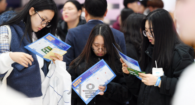 '2020학년도 정시 대학입학정보박람회'가 개막한 5일 서울 강남구 코엑스에서 수험생이 자료를 살펴보고 있다. 한국대학교육협의회 주최로 열린 이번 행사에는 전국 135개 대학이 참가해 전형 결과 분석을 바탕으로 학생들에게 실질적이고 구체적인 상담을 진행한다./오승현기자 2019.12.05