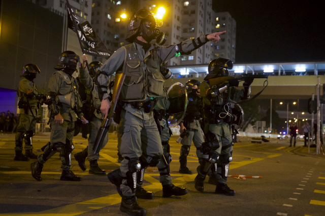 홍콩 경찰 총수 中베이징행...시위 강경진압하나